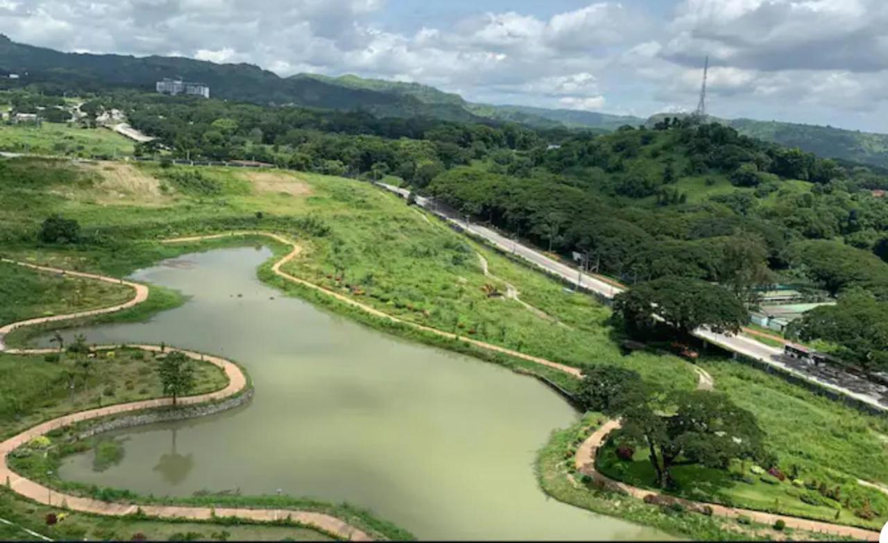 Spacious Luxury Condo W/ Kitchen Beside Hilton Clark D'Heights Mabalacat Esterno foto