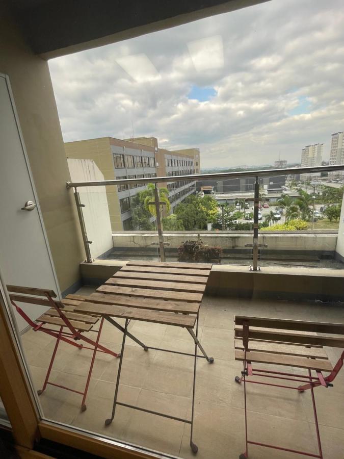Spacious Luxury Condo W/ Kitchen Beside Hilton Clark D'Heights Mabalacat Esterno foto